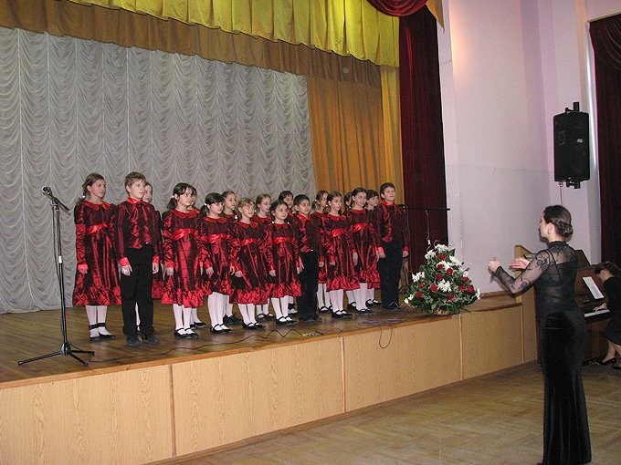 Виступ шкільного хору Скандинавської гімназії
