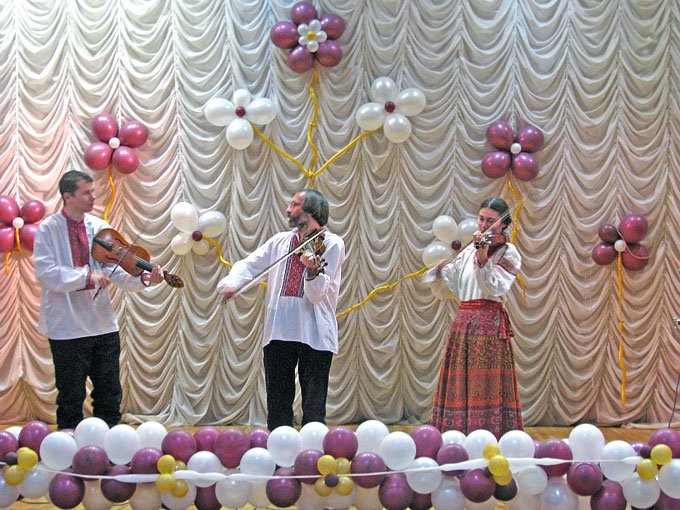учні Скандинавської гімназії та гурт «Надобридень» привітали усіх святковим концертом